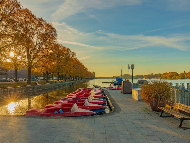 Maschsee mit Tretbooten am Nordufer